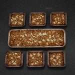 Appelplaat koek bakken in papieren bakvormen