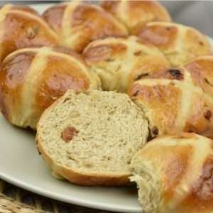Hot Cross Buns broodjes met rozijnen recept
