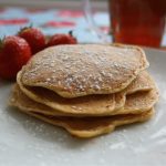 Havervlok-spelt pannenkoeken met havervlokken en spelt pannenkoekenmeel